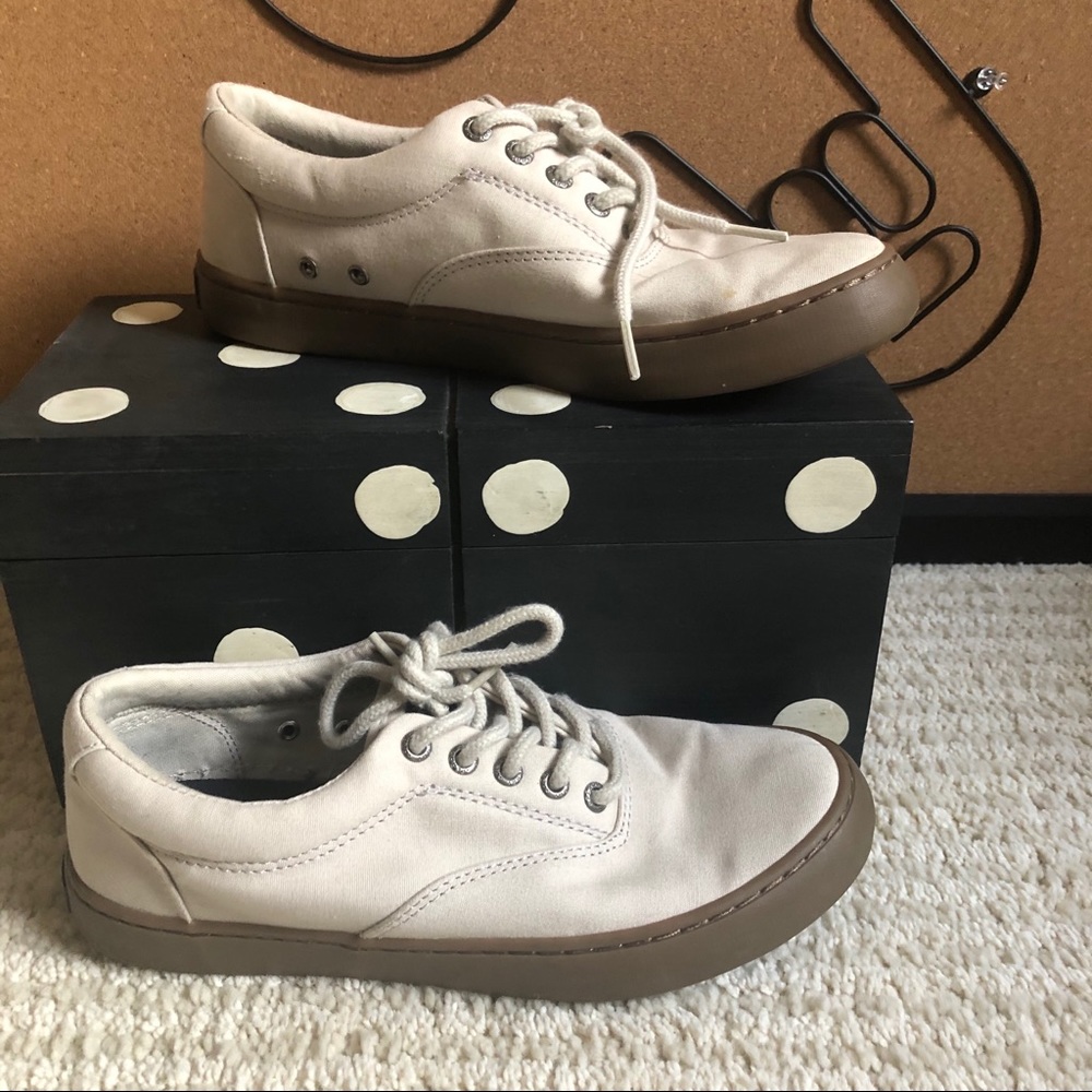 Tweens boys sperry cream color tennis shoes M4